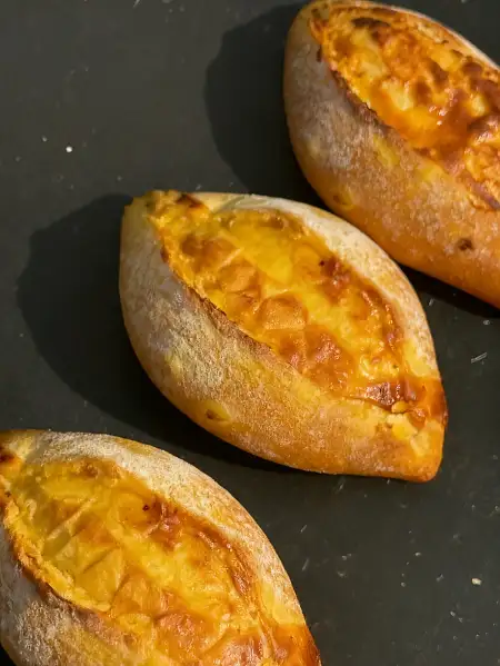 胖东来岩烧芝士榴莲欧包