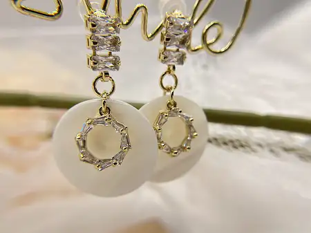 精致贝壳锆石耳环