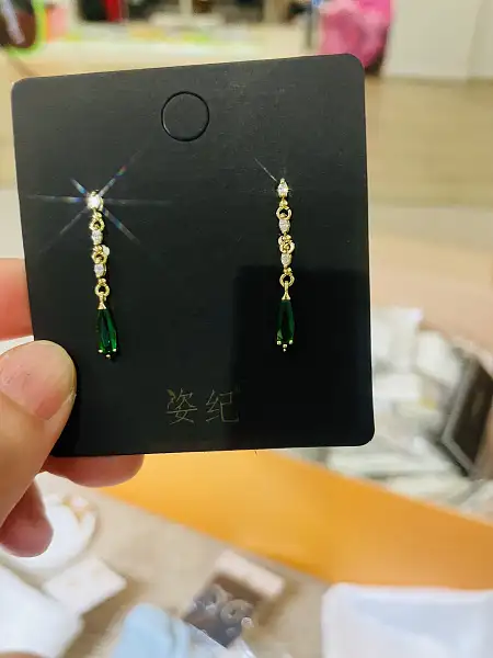 绿色锆石耳环