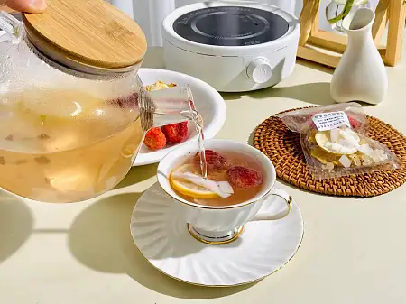 【菠萝草莓椰椰茶】
