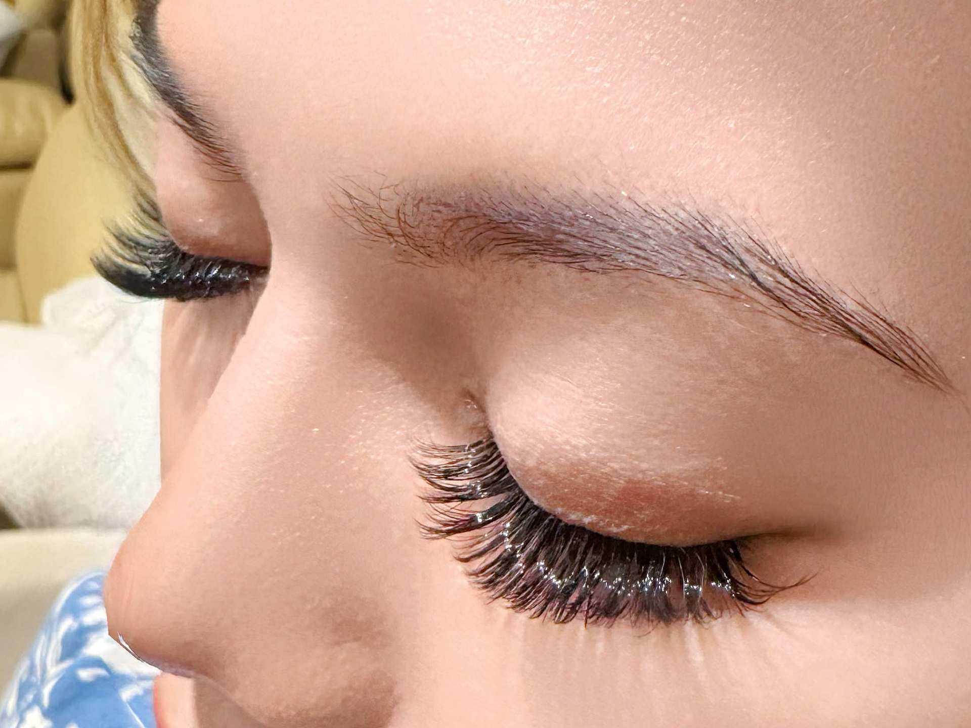 fit-beauty-salon-eyelash-work-customer-display