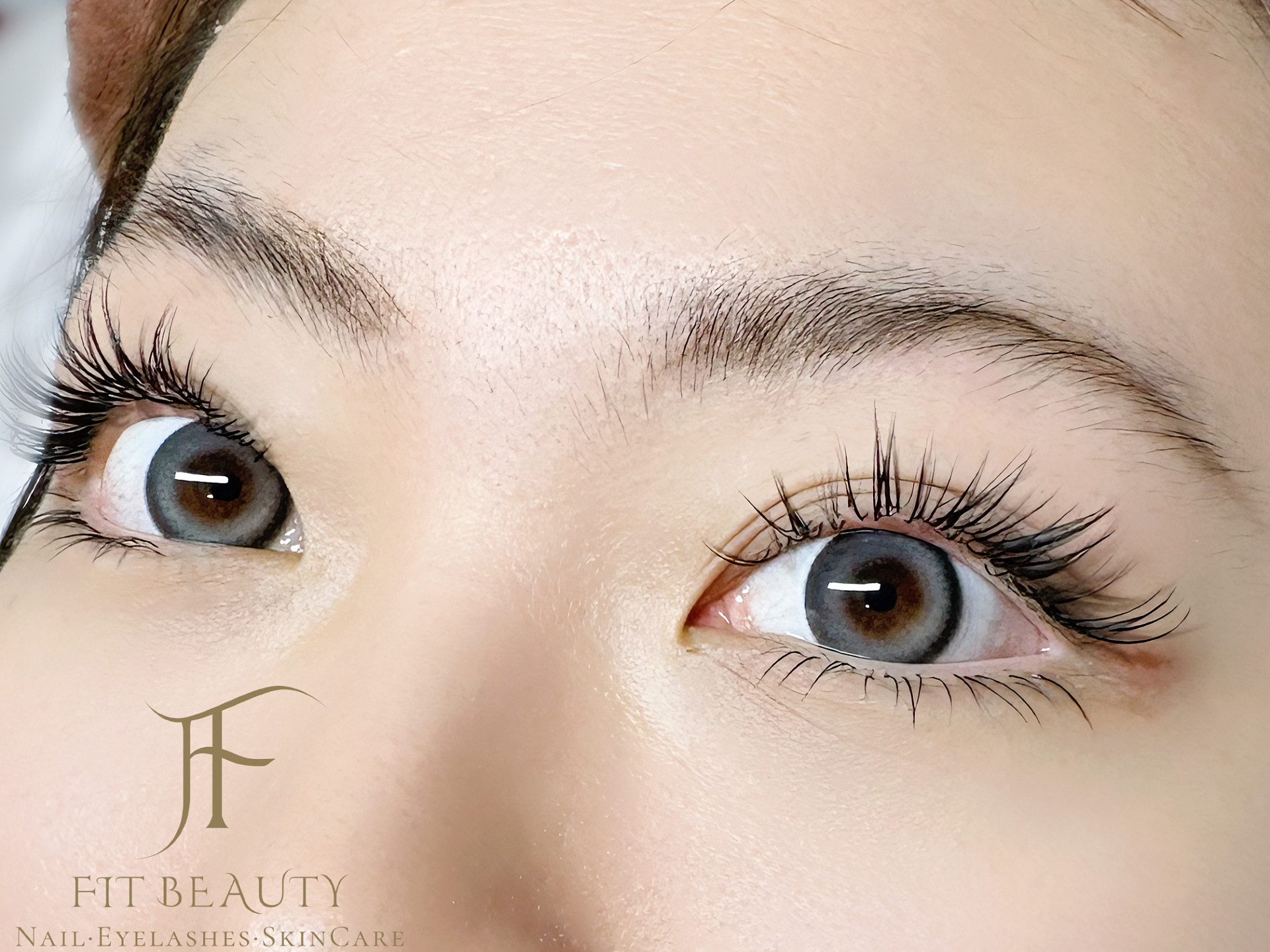 fit-beauty-salon-eyelash-work-customer-display