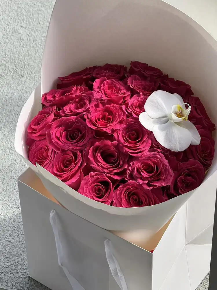 19 Pink Floyd Roses with Orchid