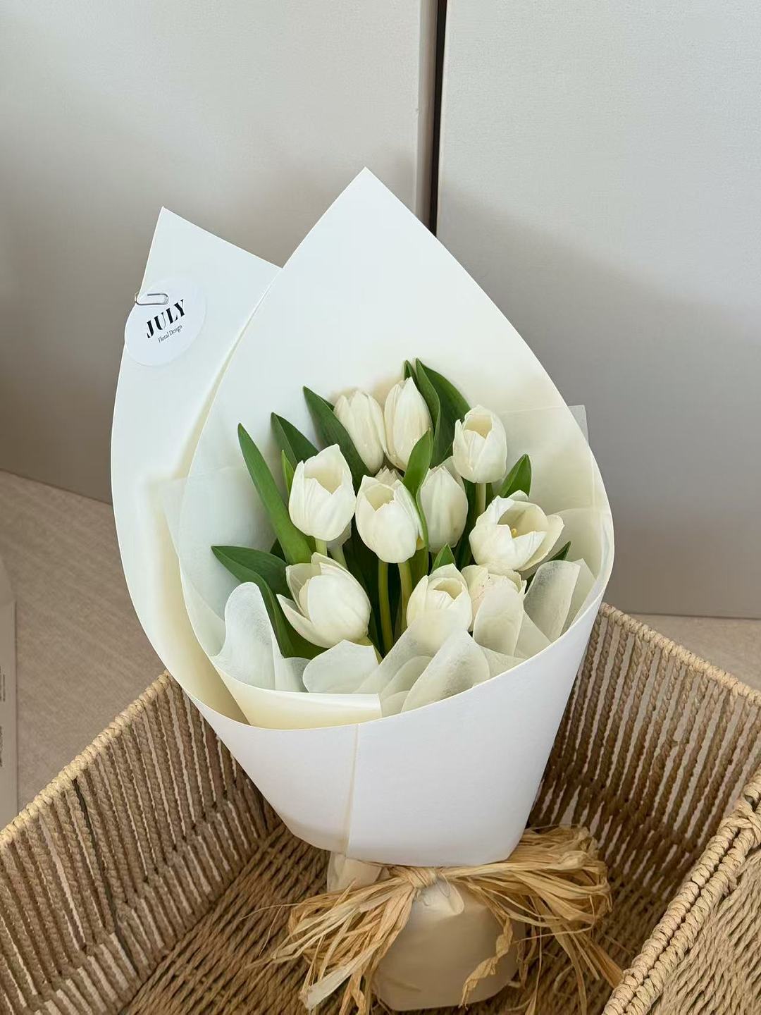 12 White Tulips