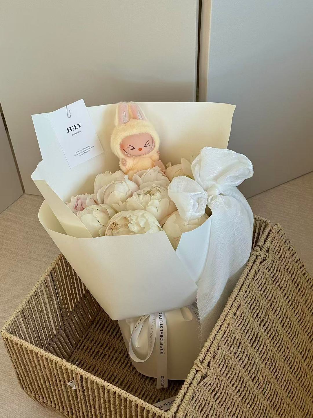 10 White Peonies