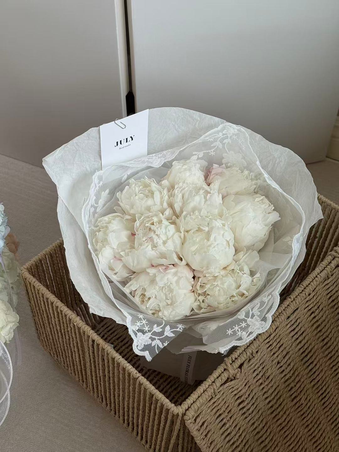 10 White Peonies