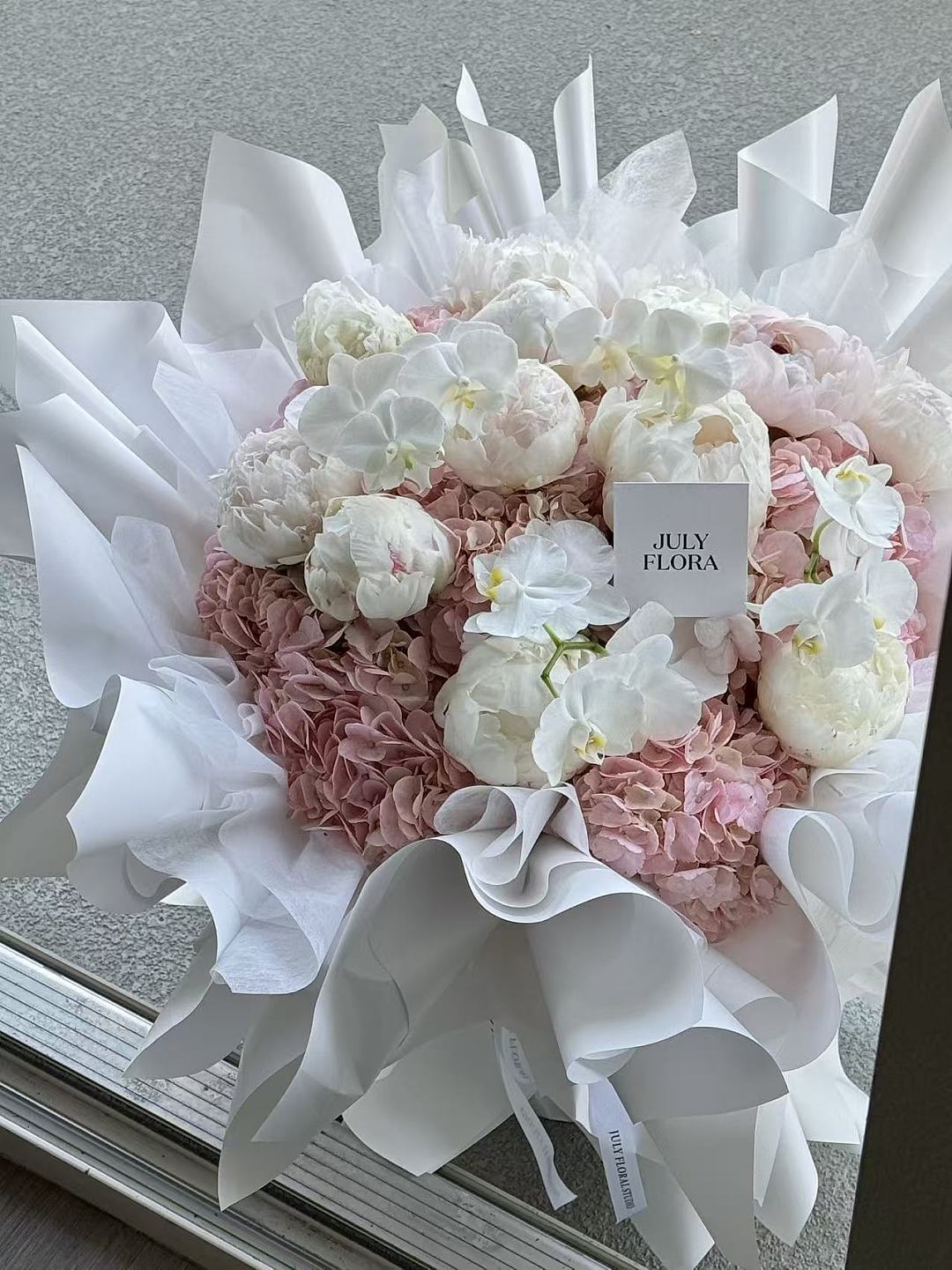 Hydrangea Mixed with Large Flower Bouquet (Medium)