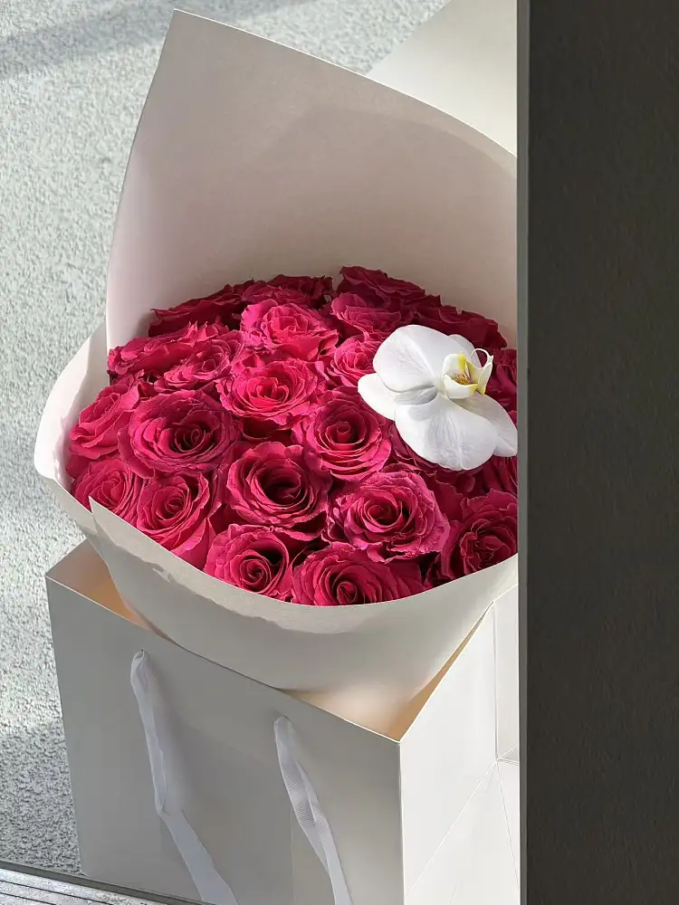 19 Pink Floyd Roses with Orchid