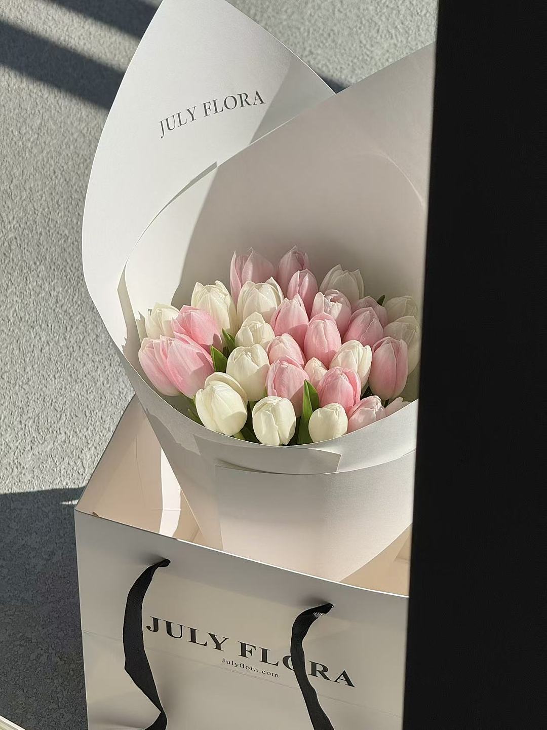 30 White & Pink Tulips
