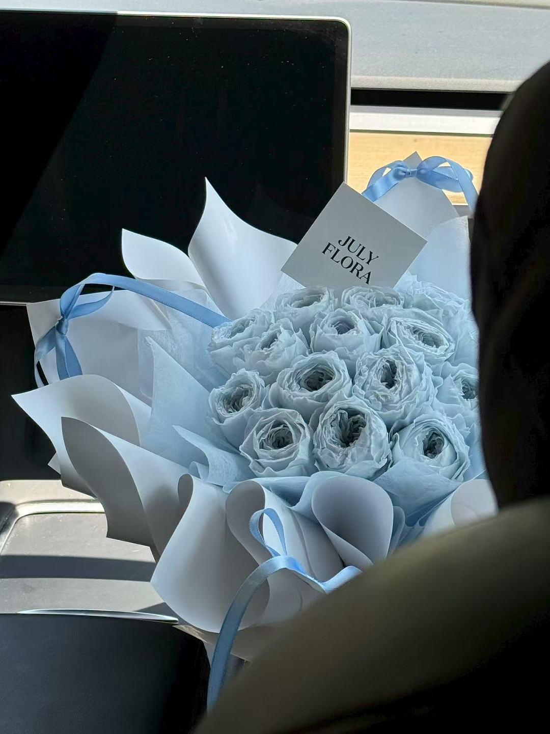 16 Light Blue Austin Preserved Roses Bouquet