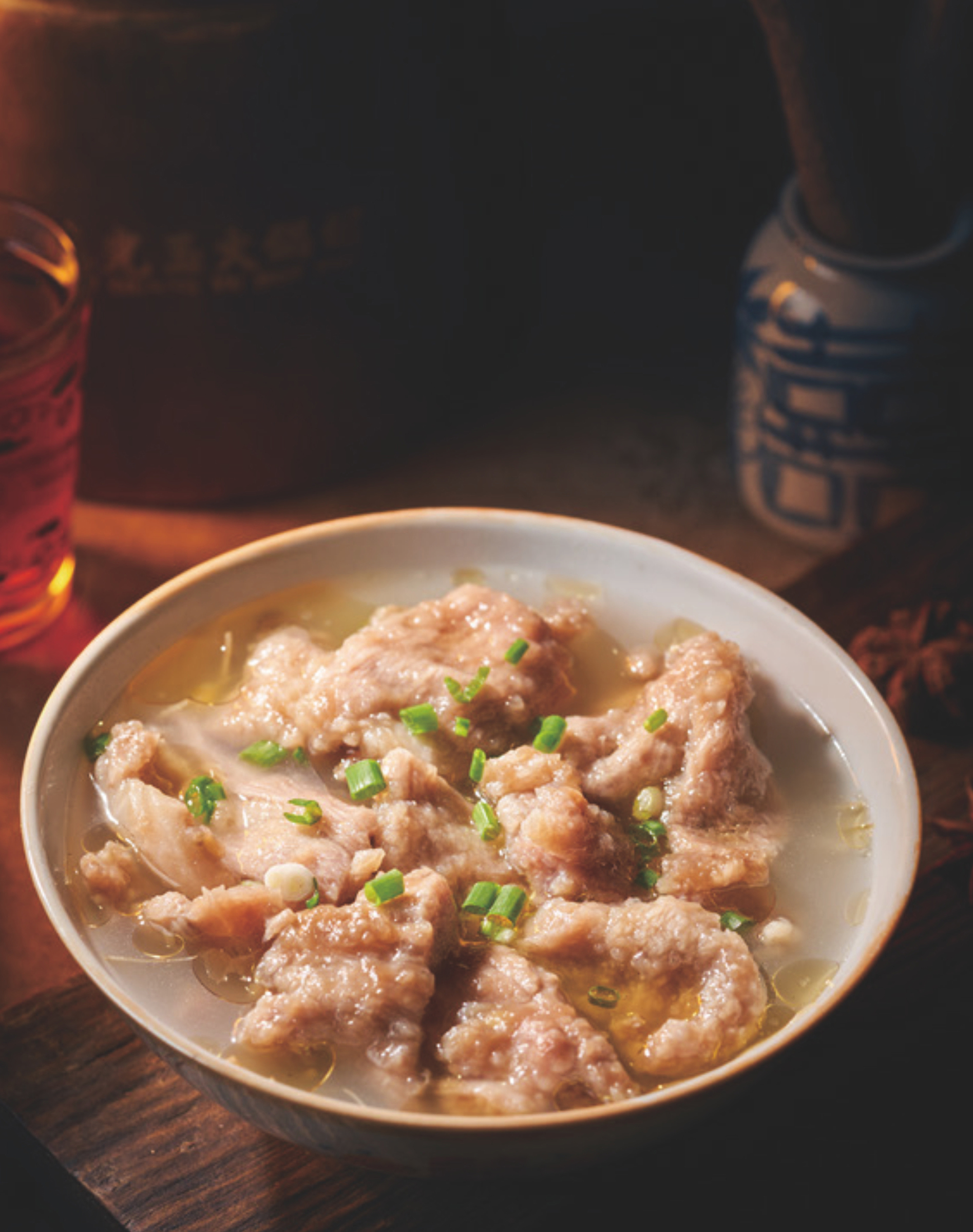朱光玉火锅馆官网菜品图：一碗清汤滑肉片，撒有葱花
